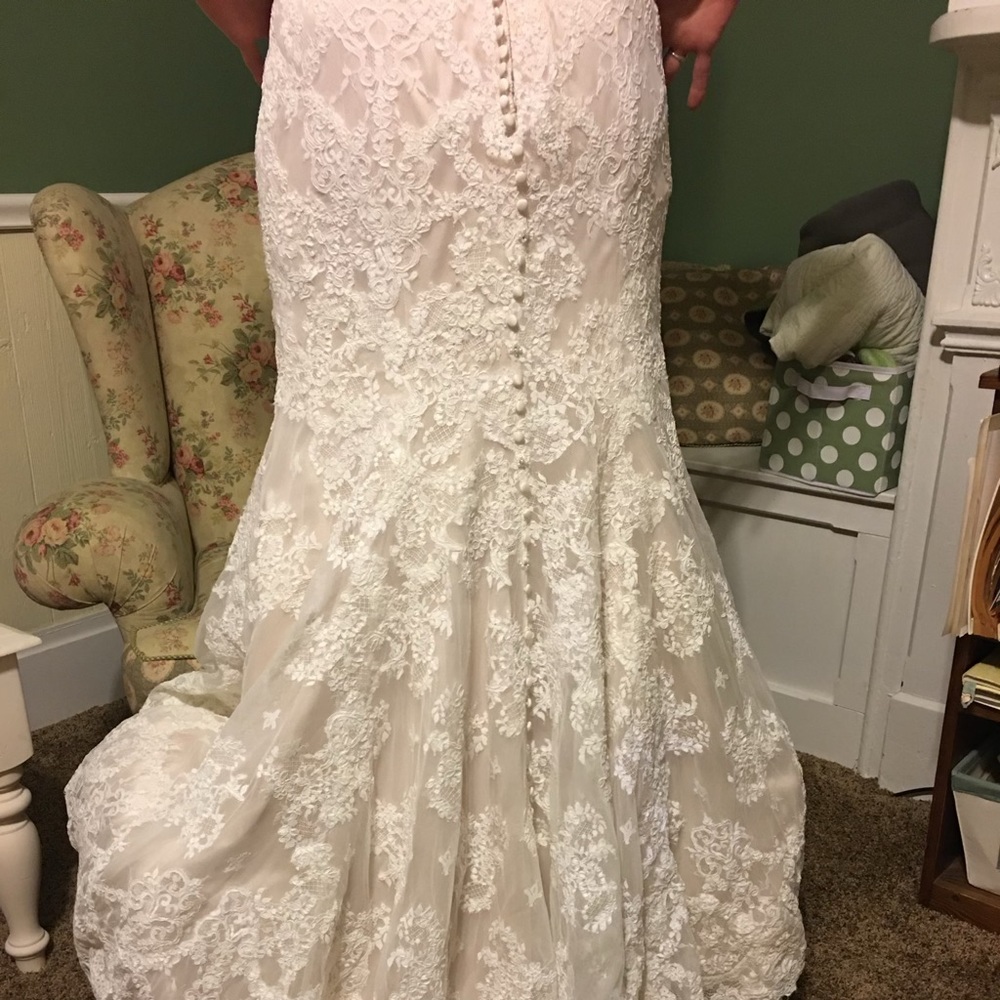 Allure Bridals long sleeve lace wedding gown - Picture 2 of 11